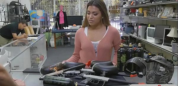 Pretty babe sells her things and screwed